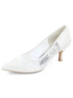Chaussures de mariage dentelle ivoire bout pointu chaton talon glisser sur les talons de mariée