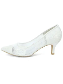 Chaussures de mariage dentelle ivoire bout pointu chaton talon glisser sur les talons de mariée
