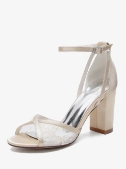 Chaussures de mariage en dentelle ivoire à bout ouvert et talon épais avec bride à la cheville