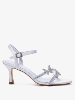 Chaussures de mariage en satin à bout ouvert ornées de strass et d'un détail papillon à talons hauts.