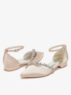 Chaussures de mariage plates en satin à bout pointu avec strass et bride à la cheville