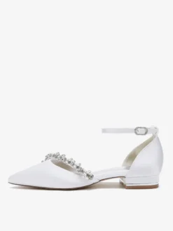 Chaussures de mariage plates en satin à bout pointu avec strass et bride à la cheville