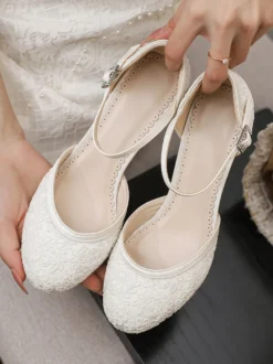 Chaussures de mariage vintage ivoire à bout rond et talon compensé.