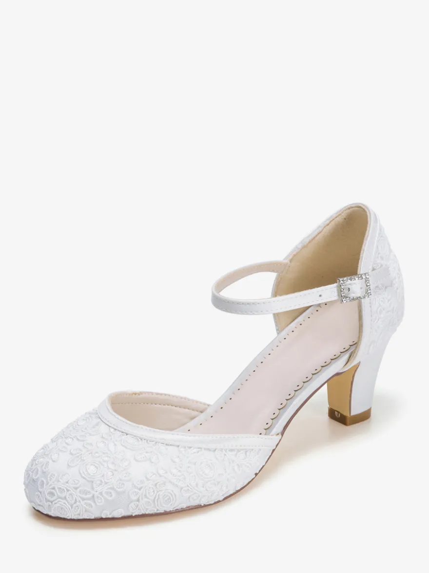 Chaussures de mariage vintage ivoire à bout rond et talon compensé.