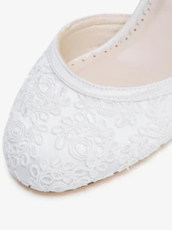 Chaussures de mariage vintage ivoire à bout rond et talon compensé.