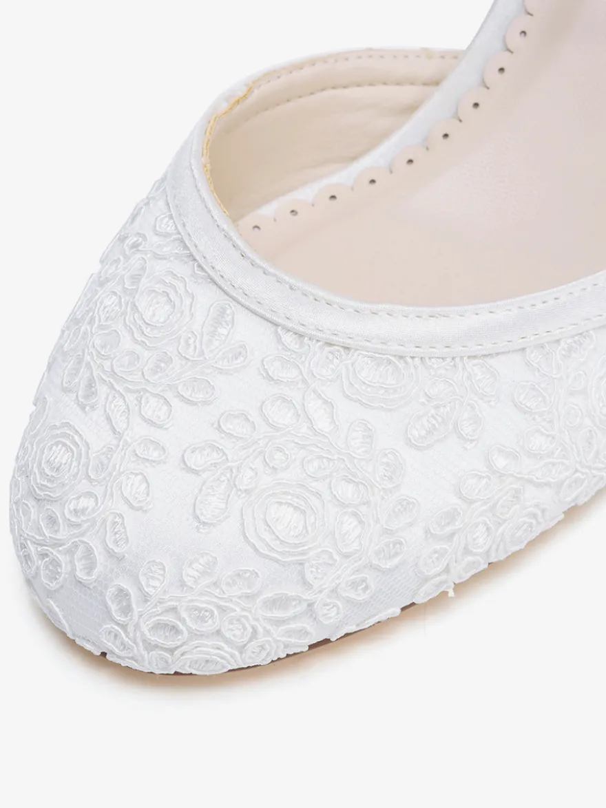 Chaussures de mariage vintage ivoire à bout rond et talon compensé.