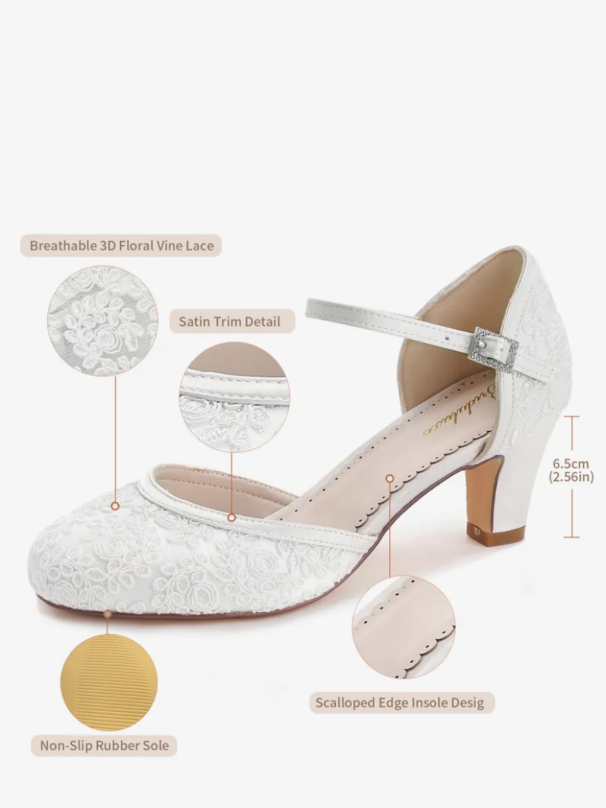 Chaussures de mariage vintage ivoire à bout rond et talon compensé.