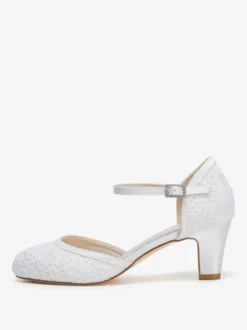 Chaussures de mariage vintage ivoire à bout rond et talon compensé.