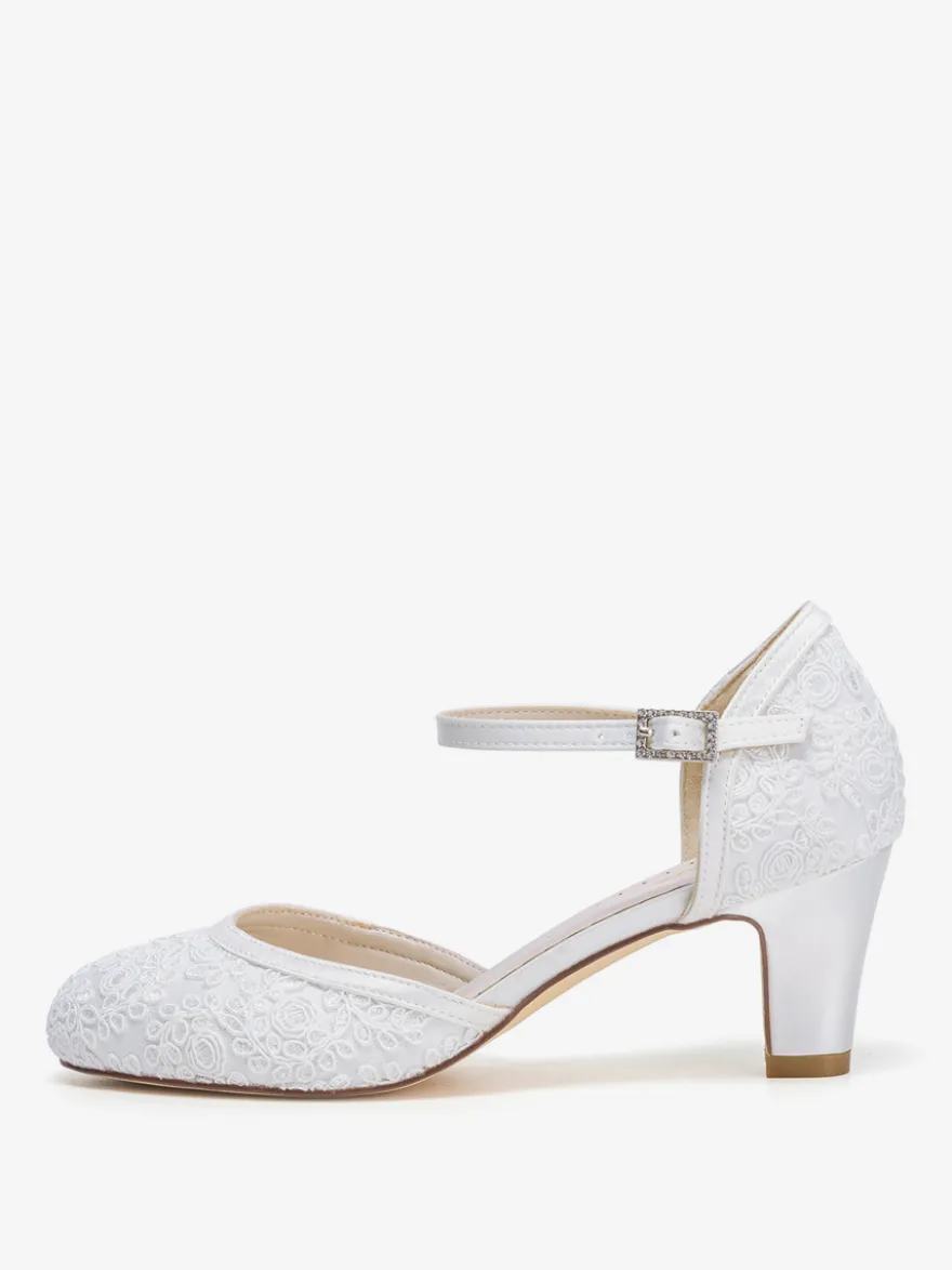 Chaussures de mariage vintage ivoire à bout rond et talon compensé.
