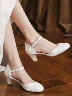 Chaussures de mariage vintage ivoire à bout rond et talon compensé.