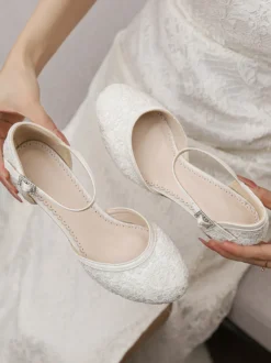 Chaussures de mariage vintage ivoire à bout rond et talon compensé.