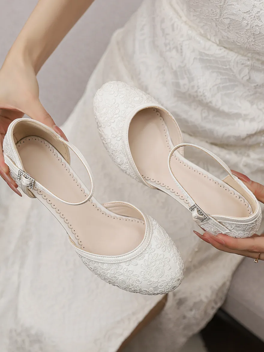Chaussures de mariage vintage ivoire à bout rond et talon compensé.