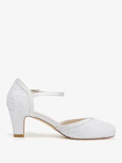 Chaussures de mariage vintage ivoire à bout rond et talon compensé.