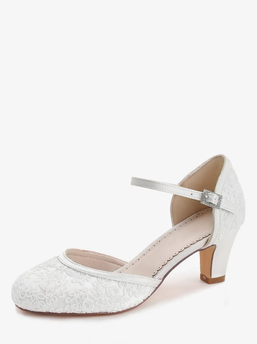 Chaussures de mariage vintage ivoire à bout rond et talon compensé.