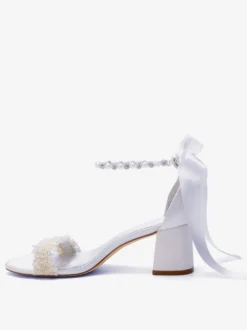 Chaussures de mariée blanches à talon compensé et strass bride cheville