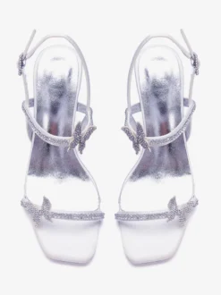 Chaussures de mariée blanches à talons compensés ornées de strass et de papillons bout ouvert.