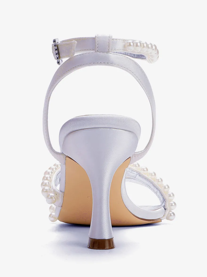 Chaussures de mariée blanches en satin et perles à talons hauts et bride cheville.