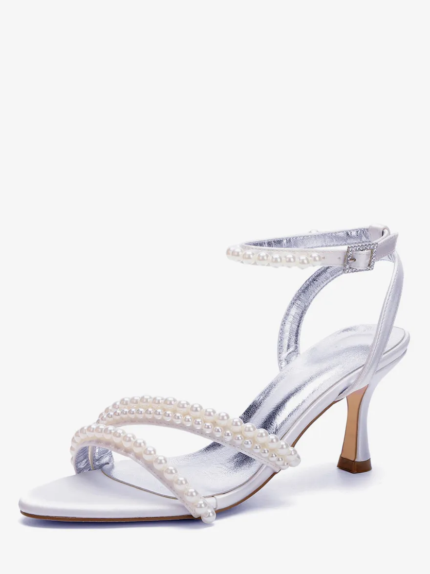 Chaussures de mariée blanches en satin et perles à talons hauts et bride cheville.