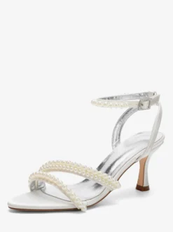Chaussures de mariée blanches en satin et perles à talons hauts et bride cheville.