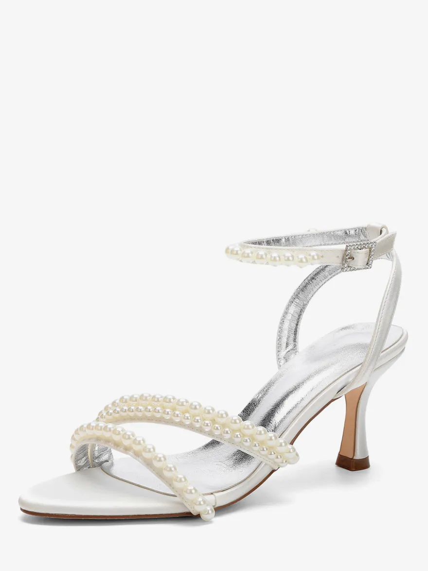 Chaussures de mariée blanches en satin et perles à talons hauts et bride cheville.