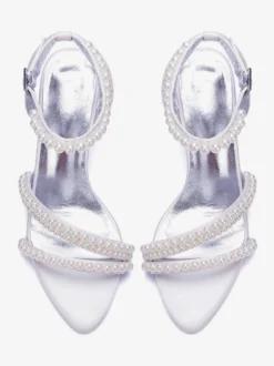 Chaussures de mariée blanches en satin et perles à talons hauts et bride cheville.