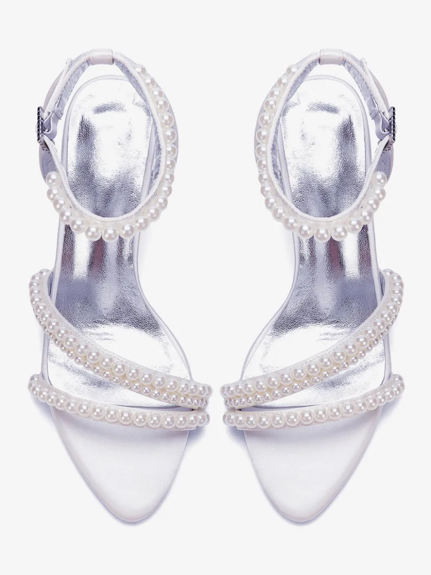 Chaussures de mariée blanches en satin et perles à talons hauts et bride cheville.