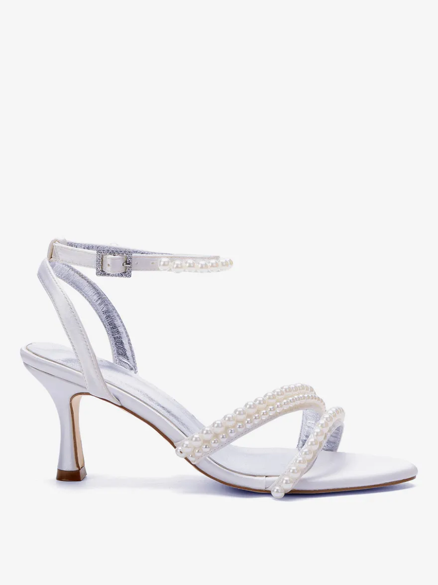 Chaussures de mariée blanches en satin et perles à talons hauts et bride cheville.