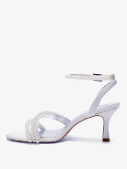 Chaussures de mariée blanches en satin et perles à talons hauts et bride cheville.