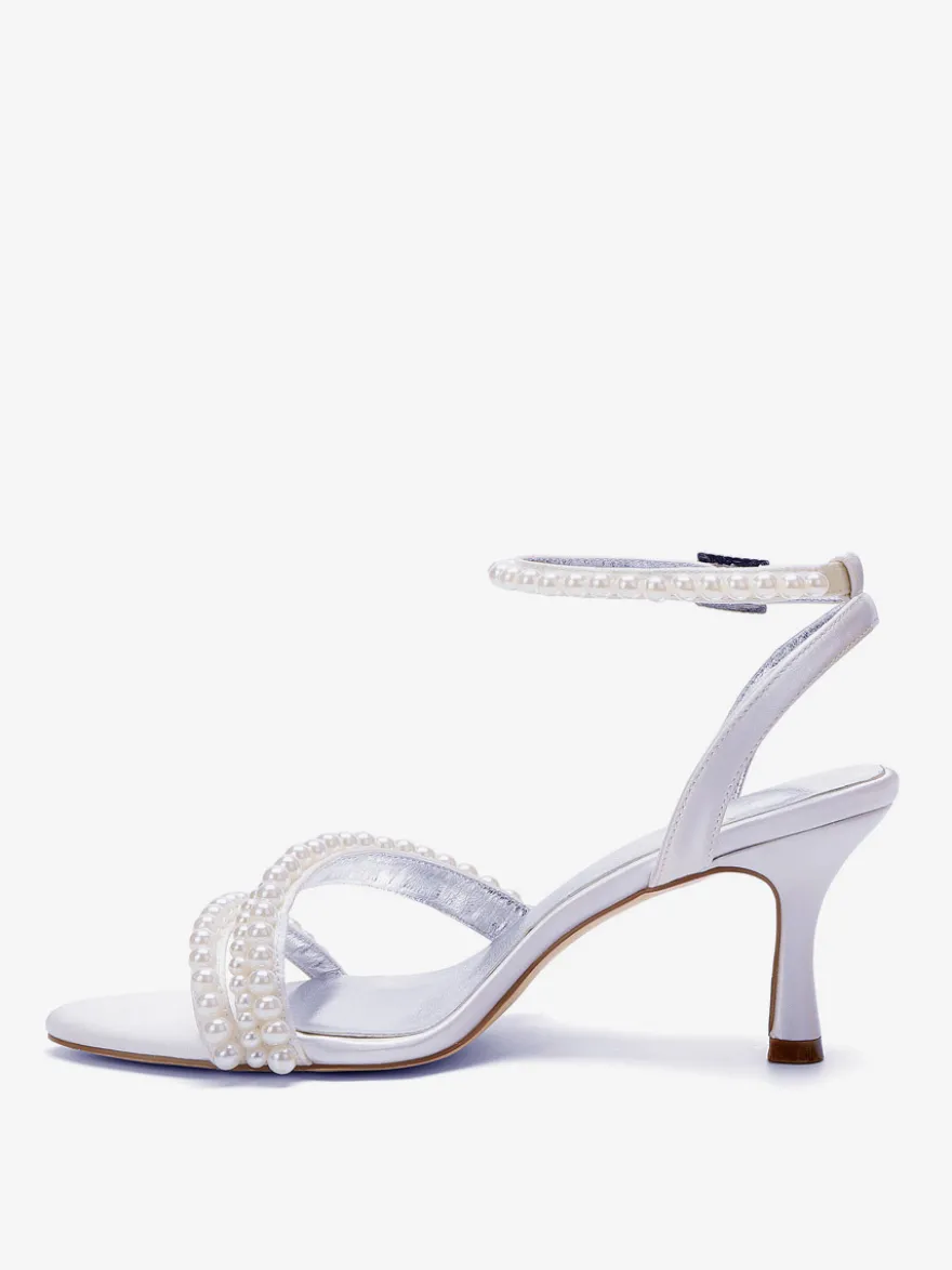 Chaussures de mariée blanches en satin et perles à talons hauts et bride cheville.