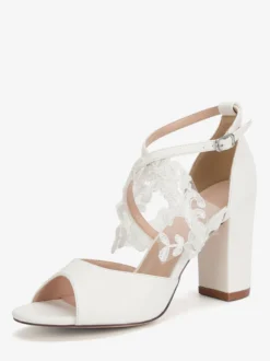 Chaussures de mariée blanches à bout ouvert et talons épais