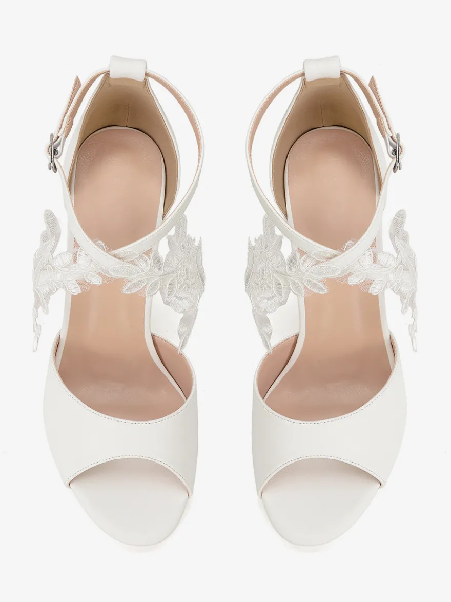Chaussures de mariée blanches à bout ouvert et talons épais