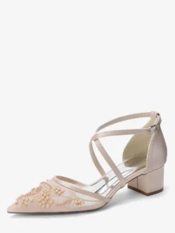 Chaussures de mariée blanches en résille à bout pointu ornées de perles et de brides croisées à talon épais.