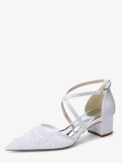 Chaussures de mariée blanches en résille à bout pointu ornées de perles et de brides croisées à talon épais.