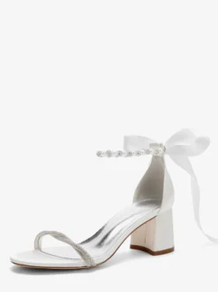 Chaussures de mariée en satin à talon compensé strass bout ouvert bride cheville et nœud.