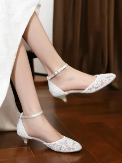 Chaussures de mariée à petits talons ornées de dentelle bout rond et bride cheville