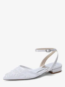 Chaussures de mariée plates blanches en satin à bout pointu et application.