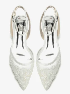 Chaussures de mariée plates blanches en satin à bout pointu et application.
