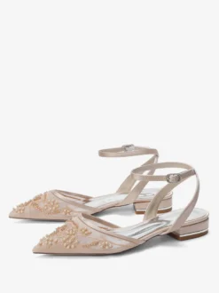 Chaussures de mariée plates blanches en satin à bout pointu et application.