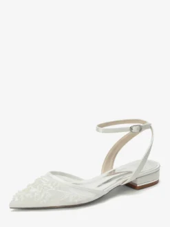 Chaussures de mariée plates blanches en satin à bout pointu et application.
