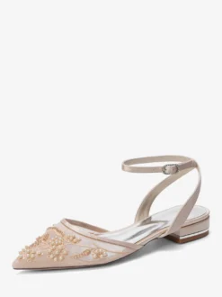 Chaussures de mariée plates blanches en satin à bout pointu et application.