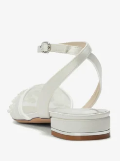 Chaussures de mariée plates blanches en satin à bout pointu et application.