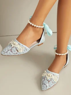 Chaussures de mariée plates en dentelle à bout pointu et strass avec bride à la cheville