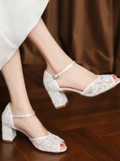 Chaussures de mariée à talon bloc bout ouvert dentelle appliquée et boucle.