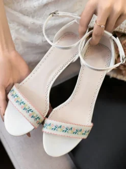Chaussures de mariée à talons épais brodées de fleurs avec bride à la cheville