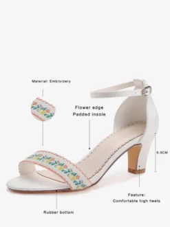 Chaussures de mariée à talons épais brodées de fleurs avec bride à la cheville