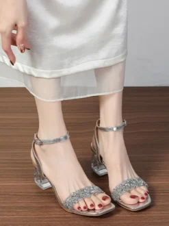 Chaussures de soirée argentées à talons compensés et paillettes bout ouvert pour le bal de promo