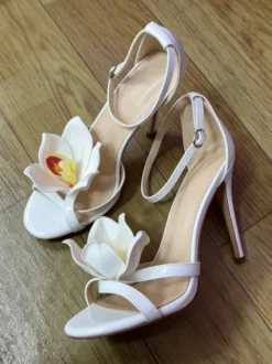 Chaussures de soirée en satin pour femmes bout ouvert détails floraux talons hauts