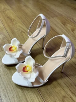 Chaussures de soirée en satin pour femmes bout ouvert détails floraux talons hauts