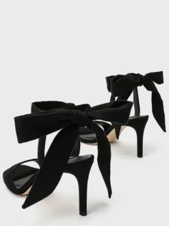 Chaussures de soirée noires en velours à bout ouvert bride cheville et nœud papillon