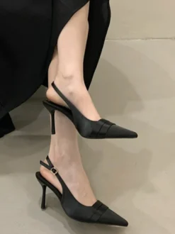 Chaussures habillées en satin pour femmes bout pointu bride arrière idéales pour les fêtes et les mariages.